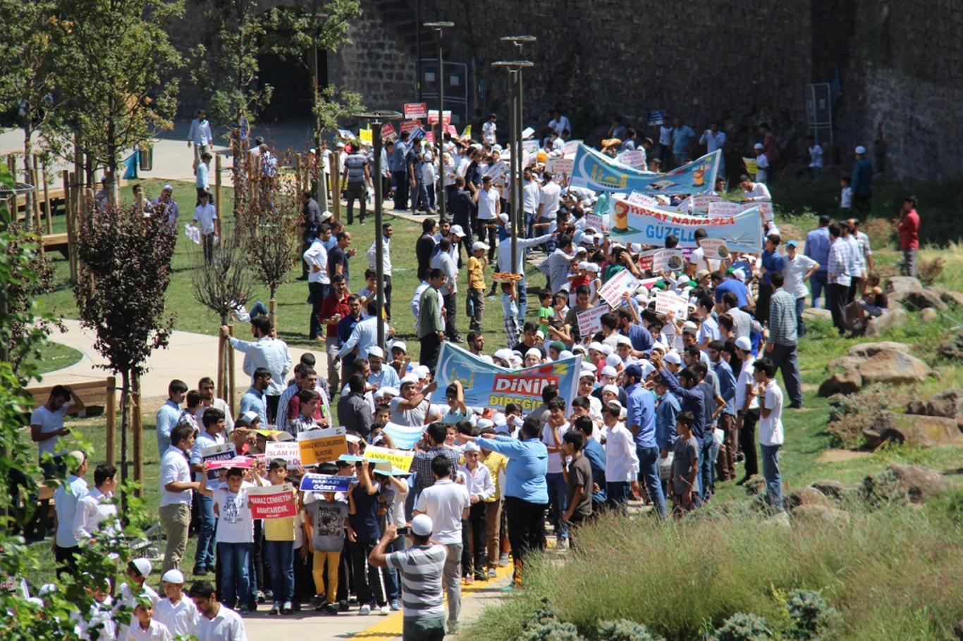 Diyarbakır'da  çocuklar namaz için yürüdü
